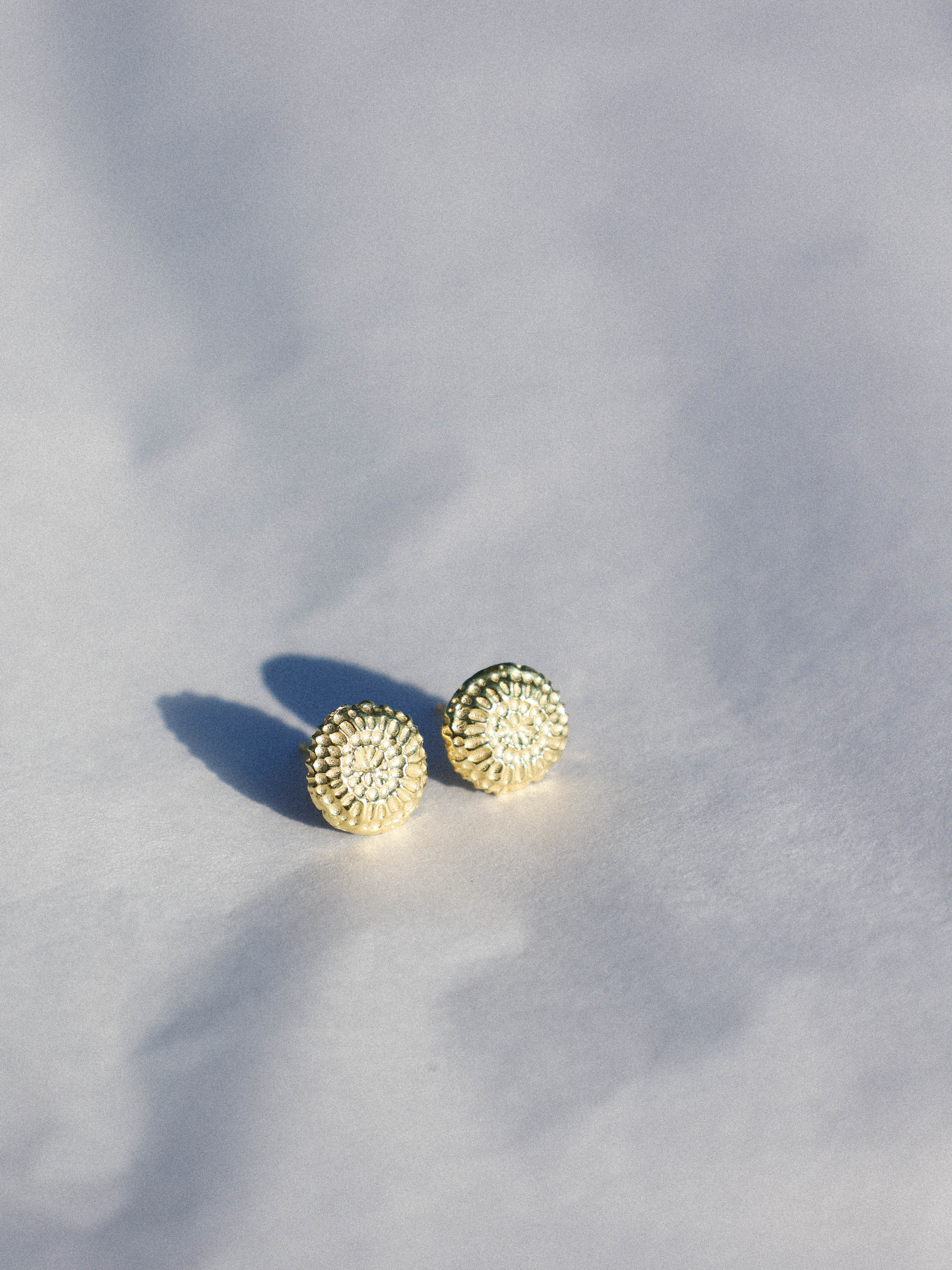 Sola Studs Gold